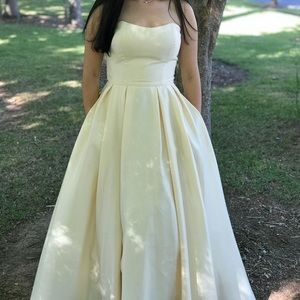 Super comfy BEAUTIFUL yellow pale gown strapless WITH POCKETS!!!